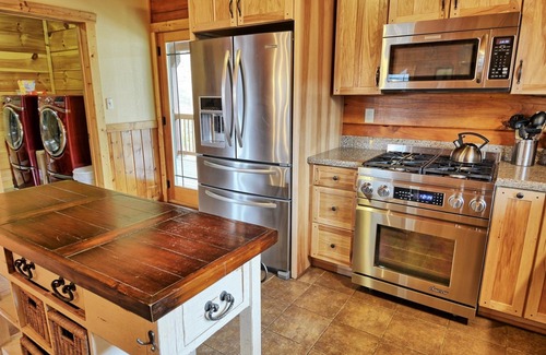 Sugar Grove Cabina | Mountain Splendor-Open for Bookings! Views, Hot Tub, Pool Table, Fire Pit