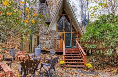 Chalet Village Chalet De Esquí | Mountain Springs Chalet - Cozy, Private, Original A-Frame Chalet with access to Buckberry Cree, Views of the Hardwood Forest, very close to Ober Gatlinburg, the Great Smoky Mountains National Park, and Downtown Gatlinburg in the Smokies