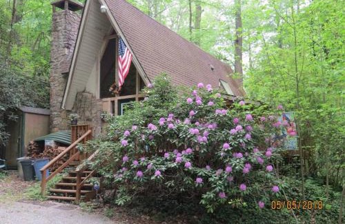 Chalet Village Chalet De Esquí | Mountain Springs Chalet - Cozy, Private, Original A-Frame Chalet with access to Buckberry Cree, Views of the Hardwood Forest, very close to Ober Gatlinburg, the Great Smoky Mountains National Park, and Downtown Gatlinburg in the Smokies