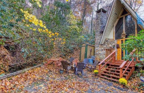 Chalet Village Chalet De Esquí | Mountain Springs Chalet - Cozy, Private, Original A-Frame Chalet with access to Buckberry Cree, Views of the Hardwood Forest, very close to Ober Gatlinburg, the Great Smoky Mountains National Park, and Downtown Gatlinburg in the Smokies