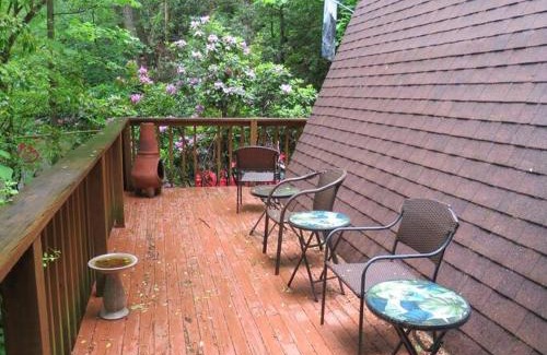 Chalet Village Chalet De Esquí | Mountain Springs Chalet - Cozy, Private, Original A-Frame Chalet with access to Buckberry Cree, Views of the Hardwood Forest, very close to Ober Gatlinburg, the Great Smoky Mountains National Park, and Downtown Gatlinburg in the Smokies