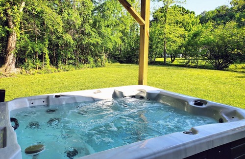 Pigeon Forge Chalet De Esquí | Mountain Stream -Riverside w/ Hot Tub Walk to Pigeon Forge FREE Tickets!