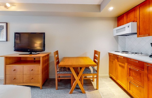 Whistler Village Apartamento | Mountain studio with jetted tub & fireplace - walk to lifts - near golf