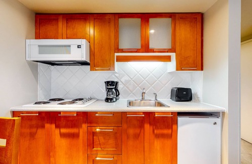 Whistler Village Apartamento | Mountain studio with jetted tub & fireplace - walk to lifts - near golf