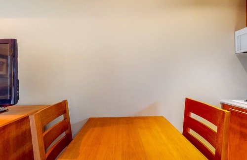 Whistler Village Apartamento | Mountain studio with jetted tub & fireplace - walk to lifts - near golf