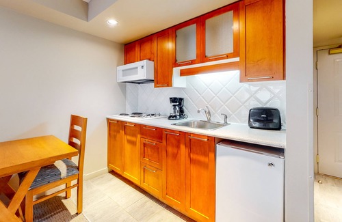Whistler Village Apartamento | Mountain studio with jetted tub & fireplace - walk to lifts - near golf