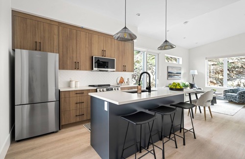 Regional District of Nanaimo Casa | Mountain Suite | Private Patio | Fully Equipped Kitchen | WD