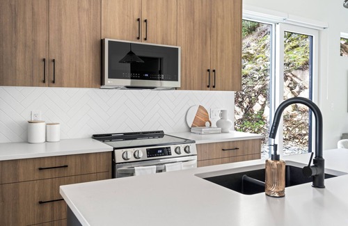 Regional District of Nanaimo Casa | Mountain Suite | Private Patio | Fully Equipped Kitchen | WD