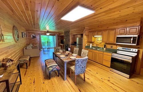 Bryson City Apartamento | MOUNTAIN SUITE on the 1st floor of a 2 story Duplex