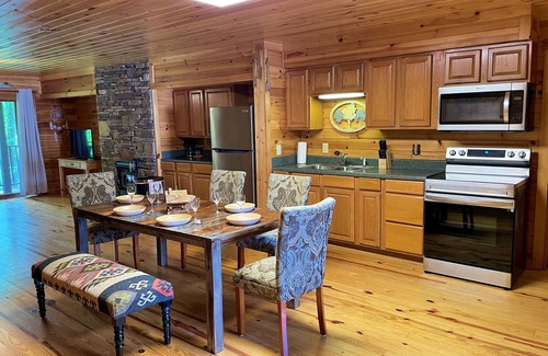 Bryson City Apartamento | MOUNTAIN SUITE on the 1st floor of a 2 story Duplex