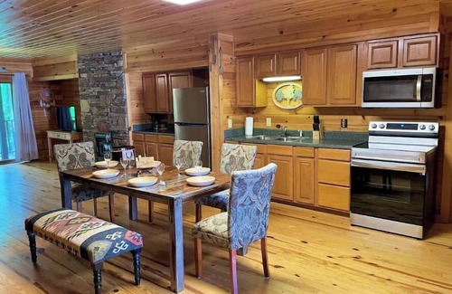 Bryson City Apartamento | MOUNTAIN SUITE on the 2nd floor of a 2story Duplex