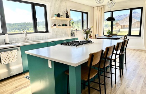 East Glacier Park Village Casa | Mountain Time House, Newly Built, Unobstructed Mountain View’s