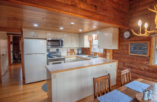 Lansing Cabina | Mountain Top Cabin! Hot tub + Fireplace + Dog Friendly