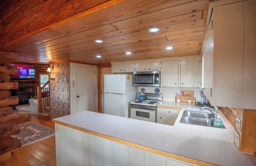 Lansing Cabina | Mountain Top Cabin! Hot tub + Fireplace + Dog Friendly