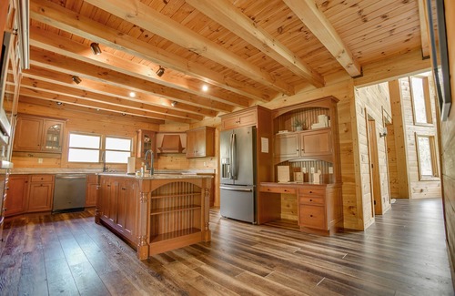 Stouchsburg Cabina | Mountain Top Cabin w/ HOT TUB + Private Pool + Game Room