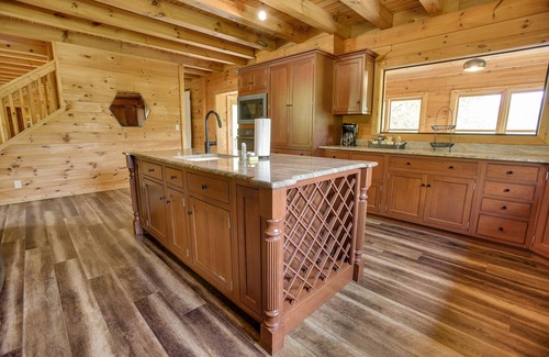 Stouchsburg Cabina | Mountain Top Cabin w/ HOT TUB + Private Pool + Game Room