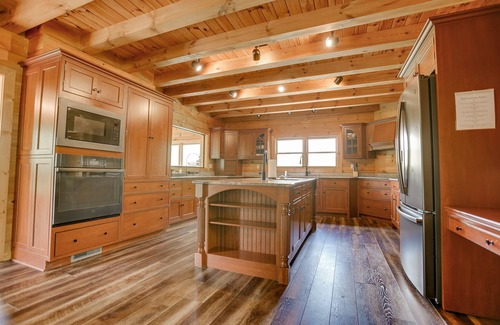 Stouchsburg Cabina | Mountain Top Cabin w/ HOT TUB + Private Pool + Game Room