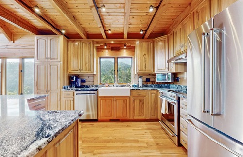 Franklin Cabina | Mountain Top Cabin with Fireplace, Central A/C, Full Kitchen, and WIFI