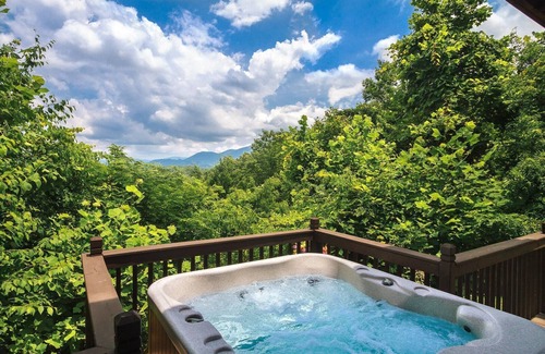 Rocky Grove Cabina | Una cabaña romántica aislada con vistas a la montaña, bañera de hidromasaje y chimenea de madera.
