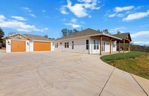 Jayhawk Casa | Mountain Top Room with a View in serene 10 Acre Lot Placerville