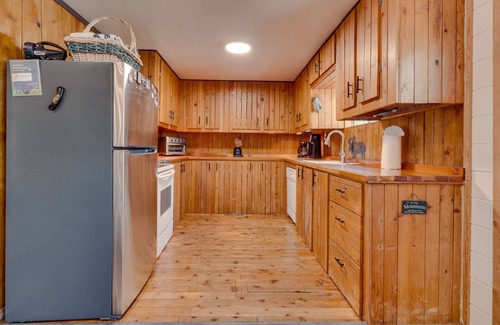 Tahoma Cabina | Mountain Treasure: 2 BR, 2 BA Cabin / Bungalow in Tahoma, Sleeps 6