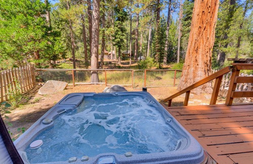 Tahoma Cabina | Mountain Treasure: 2 BR, 2 BA Cabin / Bungalow in Tahoma, Sleeps 6