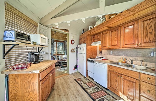 Beech Mountain Cabaña | Mountain Treehouse: A Unique Hilltop Hideaway
