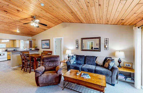 Big Sky Condominio | Mountain & valley view condo with hot tub, fireplace, washer/dryer, & smart TVs