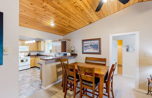 Big Sky Condominio | Mountain & valley view condo with hot tub, fireplace, washer/dryer, & smart TVs