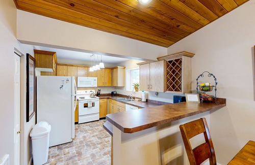 Big Sky Condominio | Mountain & valley view condo with hot tub, fireplace, washer/dryer, & smart TVs