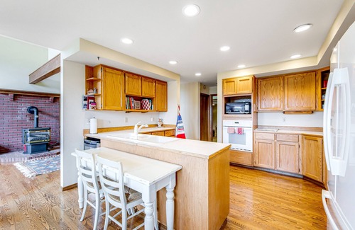 Enumclaw Casa | Mountain & Valley View Home with Private Hot Tub, Large Deck, 2 Gas Fireplaces