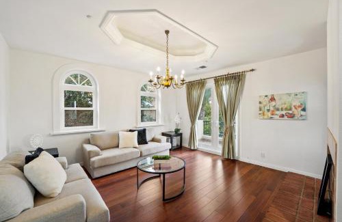 Canoga Park Casa | Mountain View Luxury Estate with Pool in West Hills