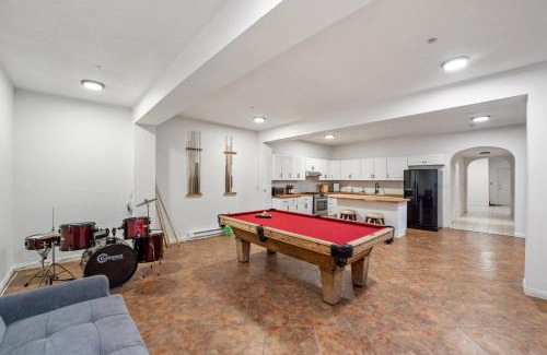 Canoga Park Casa | Mountain View Luxury Estate with Pool in West Hills