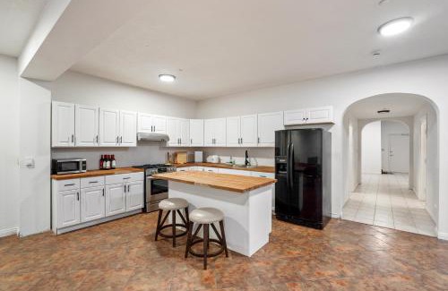 Canoga Park Casa | Mountain View Luxury Estate with Pool in West Hills