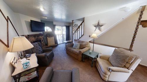Red River Casa | Mountain View 3 - Grill - WiFi - Mountain Views - Washer - Dryer - Garage Access - Walk to Everything