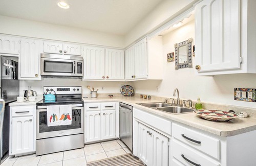 Northeast Heights Casa | Albuquerque Townhome w / Patio & Mountain Views!