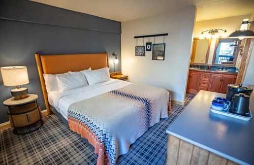 Mammoth Lakes Hotel | Mountain-View Alpine Room with Kitchen Near Scenic Trails & Ski Areas