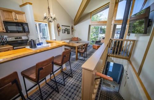 Mammoth Lakes Hotel | Mountain-View Alpine Room with Kitchen Near Scenic Trails & Ski Areas