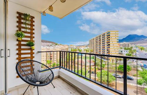 Los Cristianos Apartamento | Mountain View Apartment - 2 min Walk to Beach