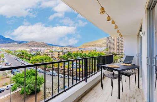 Los Cristianos Apartamento | Mountain View Apartment - 2 min Walk to Beach
