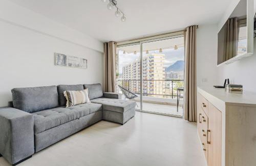 Los Cristianos Apartamento | Mountain View Apartment - 2 min Walk to Beach