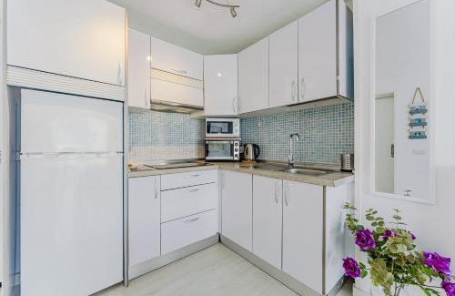 Los Cristianos Apartamento | Mountain View Apartment - 2 min Walk to Beach