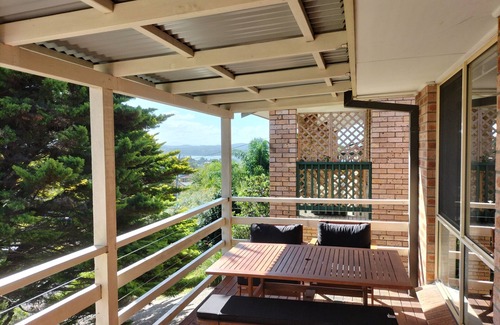 Catalina Casa | Mountain View Beach House Near Batemans Bay