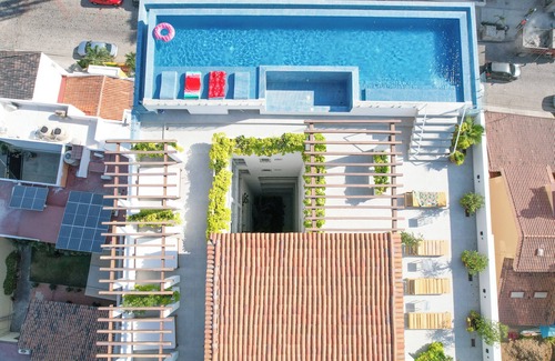Fluvial Vallarta Apartamento | Mountain view Condo + infinity rooftop Pool in foodie district. Fast WiFi