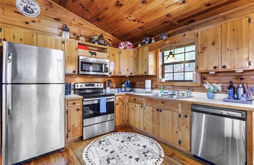 Ellijay Casa | Mountain view cabin near Ellijay w/ hot tub!