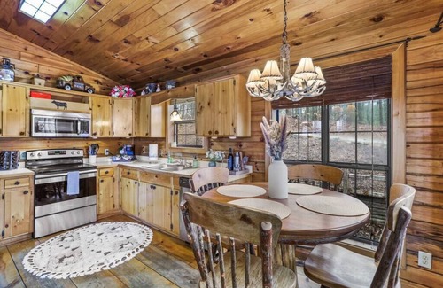 Ellijay Casa | Mountain view cabin near Ellijay w/ hot tub!