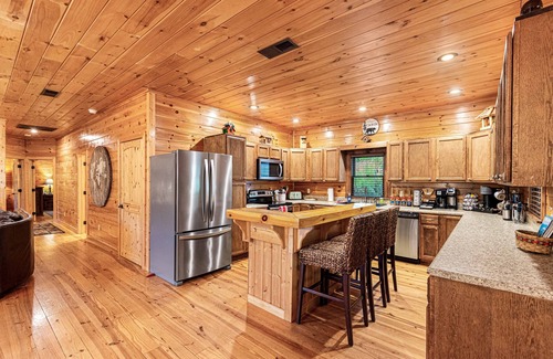 Whittier Cabina | Mountain View Cabin | Hot Tub & Coffee Bar