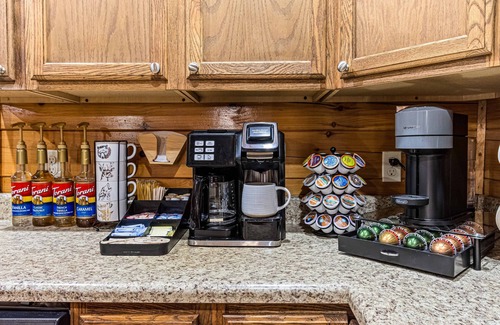 Whittier Cabina | Mountain View Cabin | Hot Tub & Coffee Bar