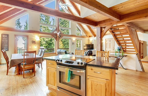 Cle Elum Cabina | Mountain-view cabin near golf w/ wood stove, game room, volleyball, & basketball