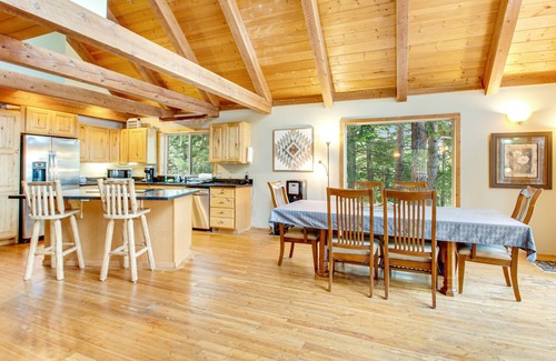 Cle Elum Cabina | Mountain-view cabin near golf w/ wood stove, game room, volleyball, & basketball